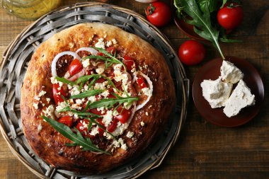 Yunan ev yapımı pizza jambon, soğan, közlenmiş domates, ahşap masa arka plan üzerinde kremsi beyaz peynir ile