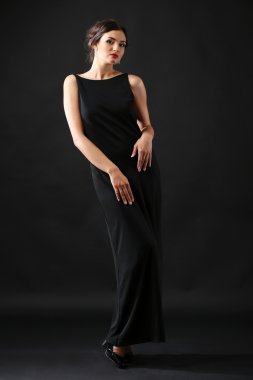 Koyu arka plan üzerinde genç kadının fotoğrafını retro tarzı