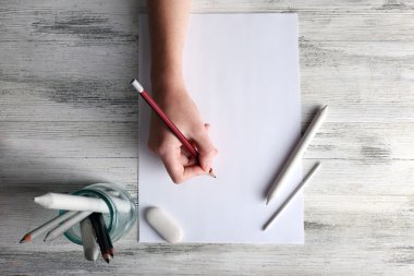 El renkli kalemler ve boş yaprak kağıt ahşap tablo