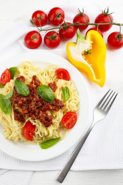 Spagetti Bolognese renk ahşap arka plan üzerinde beyaz plaka üzerinde