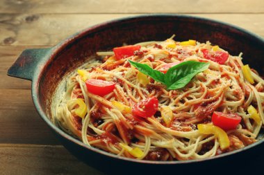 Ev yapımı spagetti Bolognese Pan, ahşap arka plan üzerinde