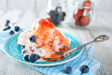 Lezzetli dondurma taze Dondurulmuş çilek ve renk ahşap zemin üzerine sos ile