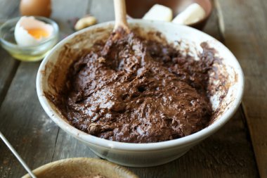 Masada çikolatalı pasta yakın çekim için hamur hazırlanıyor