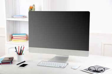 modern bilgisayar ile ofis işyeri