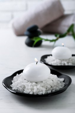 Kaplıca tedavisi masada beyaz arka plan üzerinde bileşimi