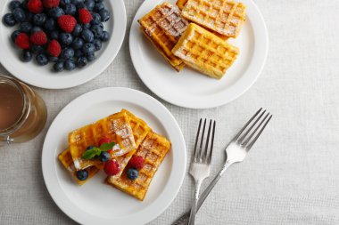 Tatlı ev yapımı gözleme orman meyveleri ve tablo arka plan üzerine sos ile