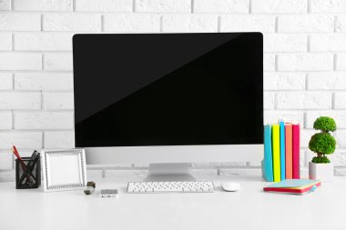 modern bilgisayar ile ofis işyeri