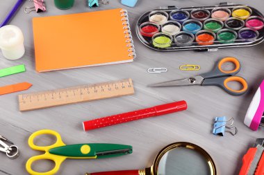 Ahşap masa parlak ileti örneği nesnelerde yakından