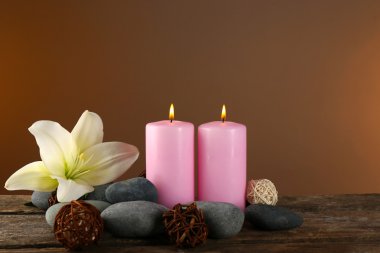 Kahverengi zemin üzerinde lily ile güzel spa kompozisyon