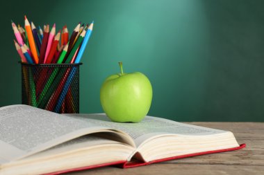 Yeşil kara tahta arka plan üzerinde okul şablona geri