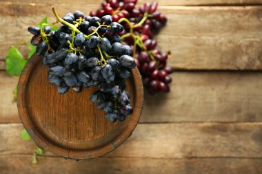 Eski şarap varil ve ahşap arka plan üzerinde üzüm