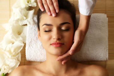 Baş masajı zevk güzellik spa salonda genç kadın