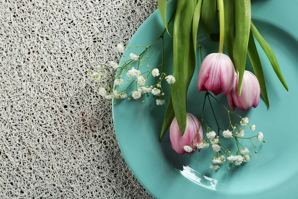Sofra masaya çiçek ile yakın çekim — Stok fotoğraf
