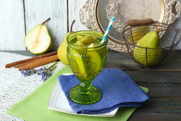 Birnensaft mit frischen Früchten auf dem Tisch aus nächster Nähe — Stockfoto