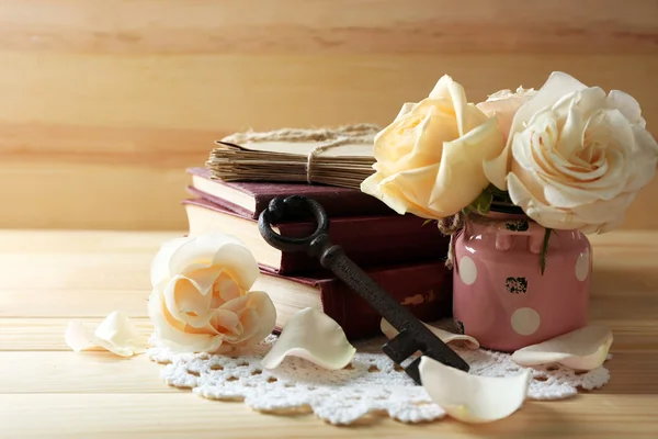 Roses fraîches avec vieux livre, clé et lettres sur fond de table en bois. Concept vintage — Photo