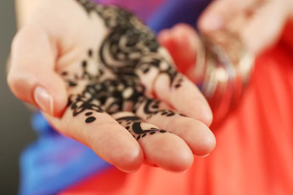 Εικόνα του henna στο γυναικείο χέρι, κινηματογράφηση σε πρώτο πλάνο — Φωτογραφία Αρχείου