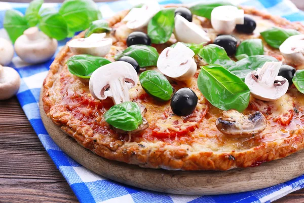 Smakelijke pizza met groenten en basilicum op tafel close-up — Stockfoto