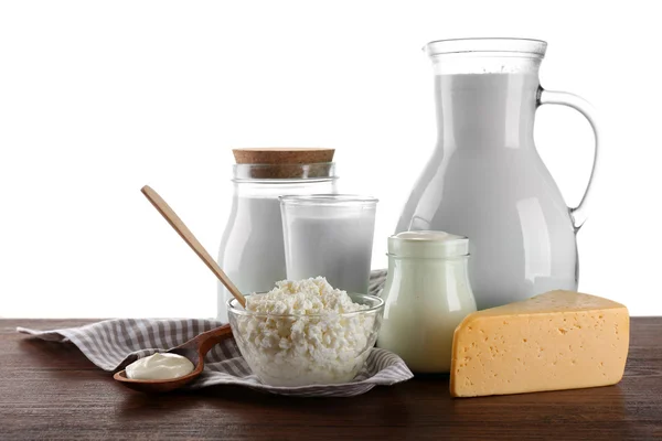 Produtos lácteos em mesa de madeira sobre fundo branco — Fotografia de Stock