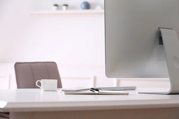 Local de trabalho com computador no quarto — Fotografia de Stock