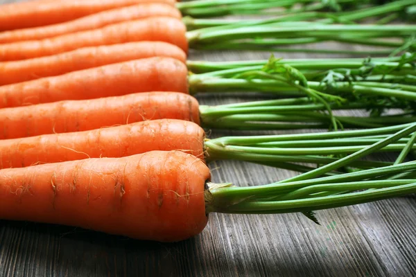 Fresh organic carrots on wooden table, closeup — Stock Photo, Image