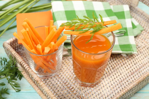 El vaso del jugo de zanahoria con los trozos de hortalizas a la mesa se acercan —  Fotos de Stock