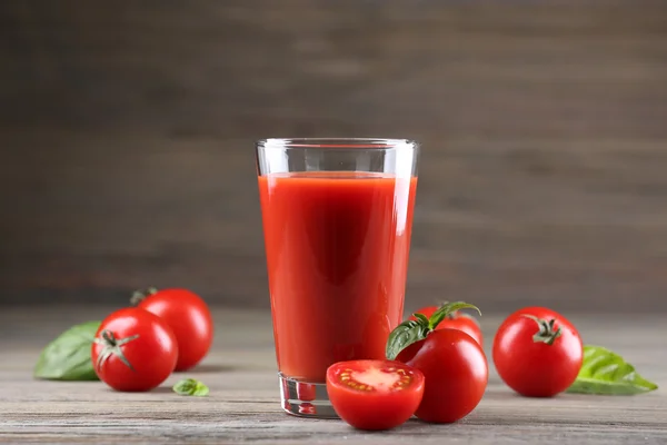 Vaso de jugo de tomate con verduras sobre fondo de madera — Foto de Stock