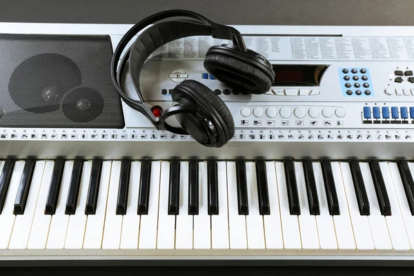 Headphones on synthesizer close up — Stock Photo, Image