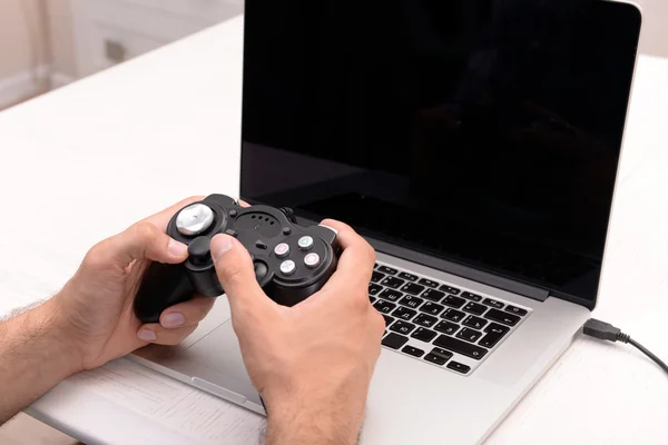 ชายหนุ่มเล่นเกมคอมพิวเตอร์ที่บ้าน — ภาพถ่ายสต็อก