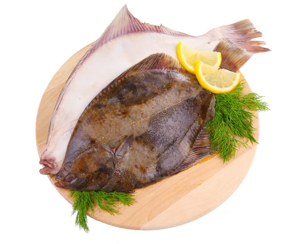 新鲜的鱼，有柠檬在切菜板上白色孤立 — 图库照片