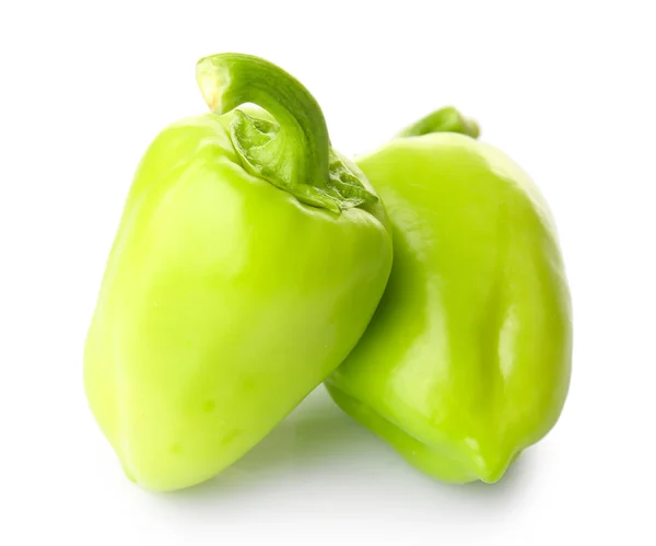 Pimientos de ensalada verdes aislados en blanco — Foto de Stock