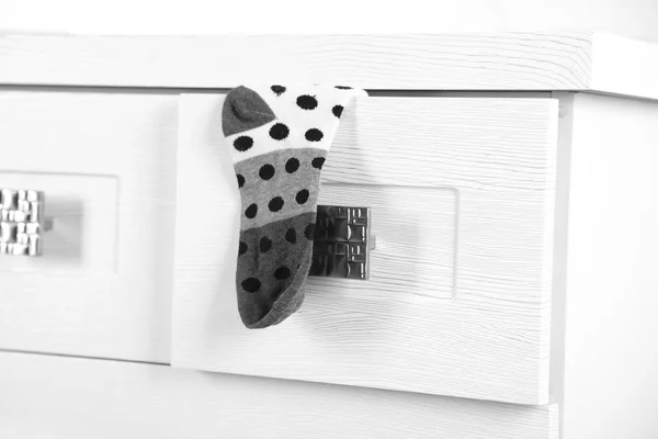 Bílá dřevěná truhla zásuvku s ponožkou v otevřené zásuvce — Stock fotografie