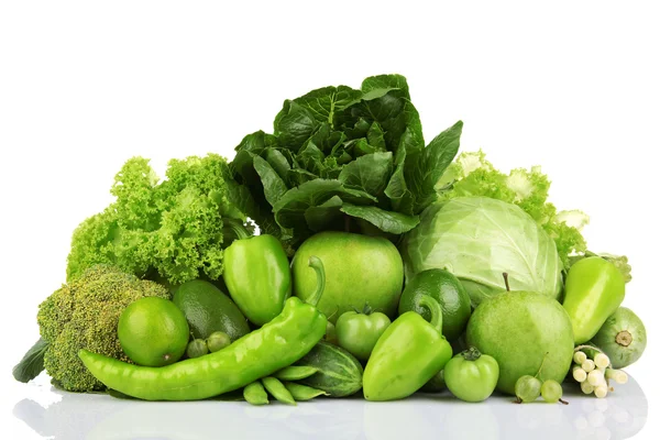 Alimentos verdes frescos isolados em branco — Fotografia de Stock