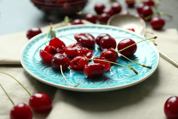 Cerezas dulces en plato, sobre fondo oscuro — Foto de Stock