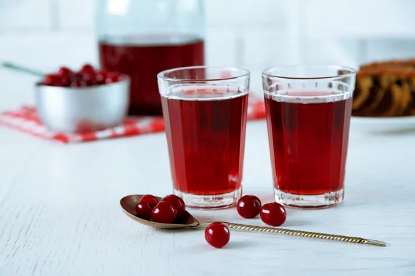 Słodki sok wiśniowy domowy na stole, na jasnym tle — Zdjęcie stockowe
