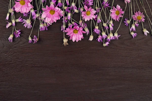 Wilde bloemen op houten achtergrond — Stockfoto