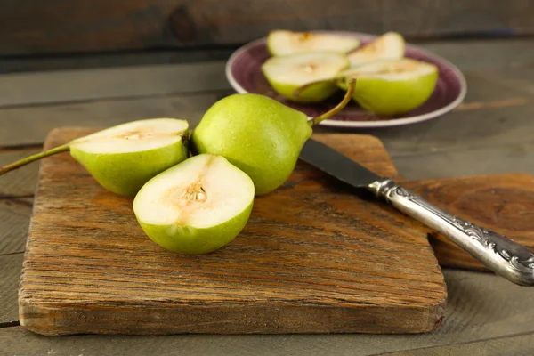 Las peras maduras sabrosas en la mesa se acercan — Foto de Stock