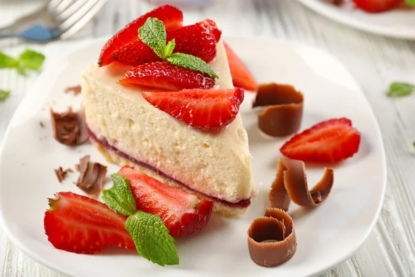 Köstlicher Käsekuchen mit Beeren auf dem Tisch aus nächster Nähe — Stockfoto