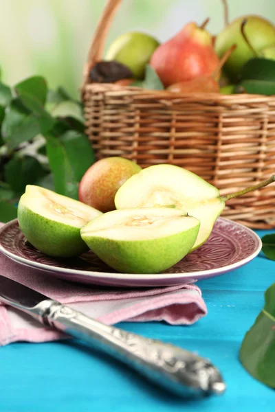 Verse peren op houten tafel, close-up — Stockfoto