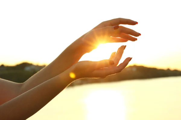 Női kéz a napos ég háttere — Stock Fotó