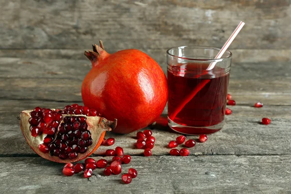 Jugo de granate fresco con fruta en la mesa de madera de cerca — Foto de Stock