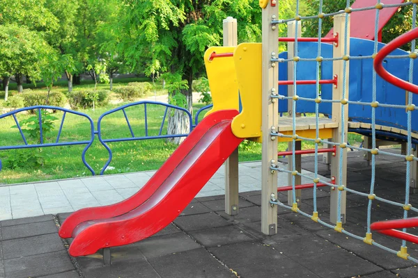 公園内のカラフルな子供たちの遊び場 — ストック写真