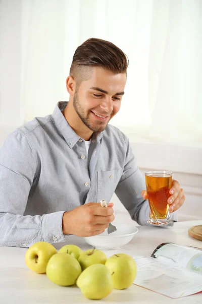 Молодой человек за легким завтраком — стоковое фото