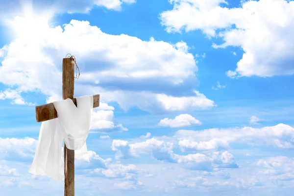 Хрест з короною з шипів і тканини, на фоні блакитного неба — стокове фото