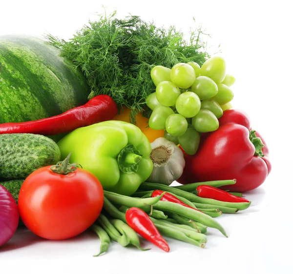 Свежие овощи и фрукты изолированы на белом — стоковое фото