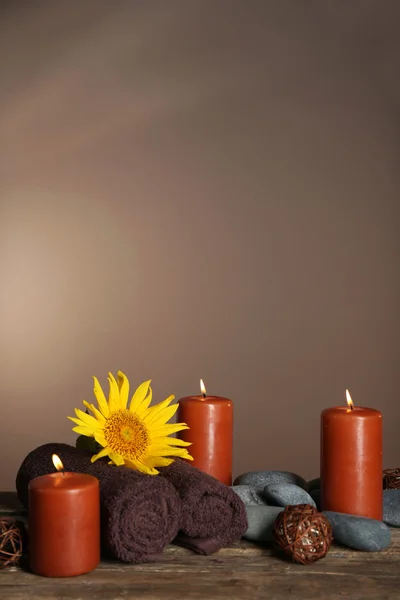 Prachtige spa samenstelling met zonnebloemen op bruine achtergrond — Stockfoto