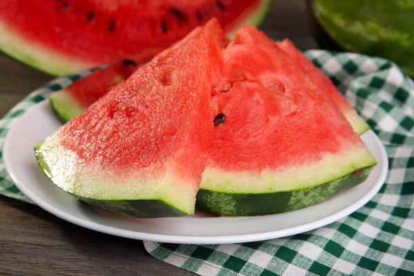 Segmenten van rijp watermeloen op tafel close-up — Stockfoto