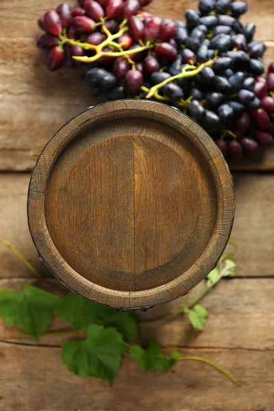 Barrica de vino viejo y uva sobre fondo de madera — Foto de Stock