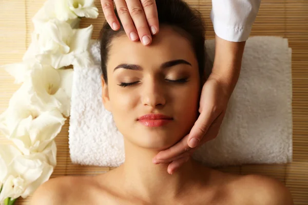Mujer joven en salón de spa de belleza disfrutando de masaje en la cabeza — Foto de Stock