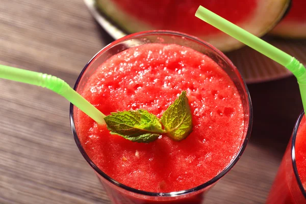 Glass of watermelon juice on wooden table, closeup — Stock Photo, Image