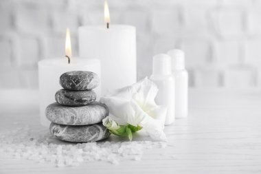 Ahşap masada güzel bir spa kompozisyonu